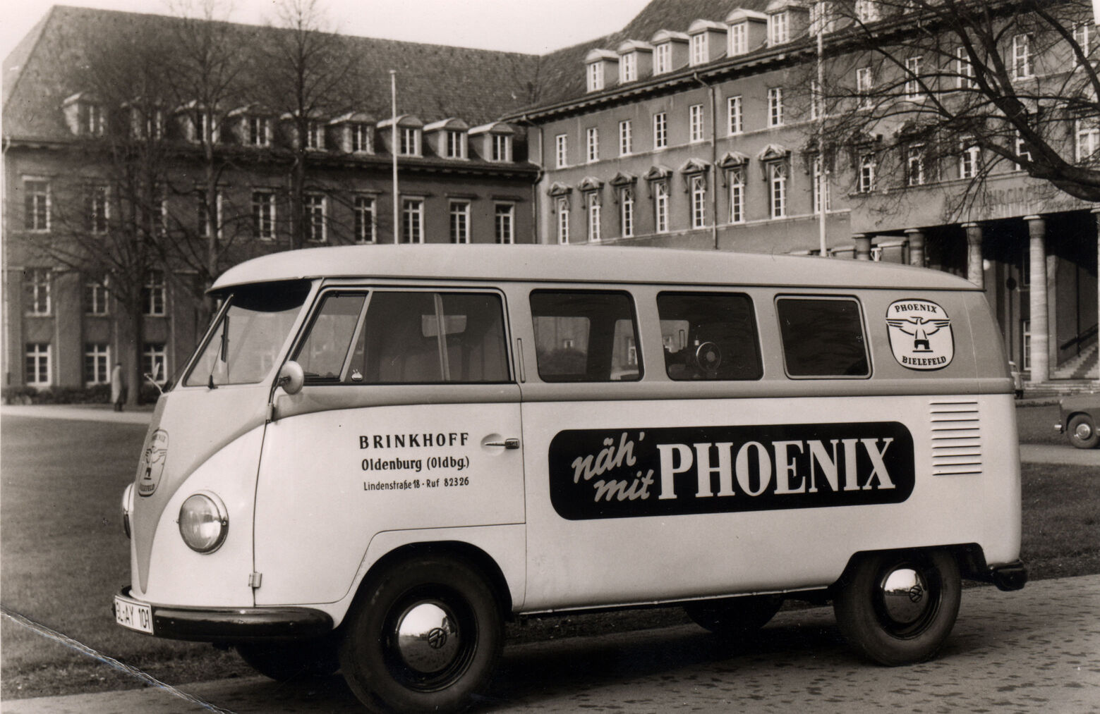 VW Bus (Bulli) vor dem Oldenburgisches Staatsministerium